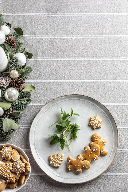 Het uitzicht op een bord met peperkoek met melisse kruiden op tafel leidde tot een adventskrans