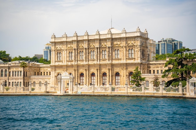 Het uitzicht op het dolmabahce-paleis vanaf de Bosporus, istanbul, turkije