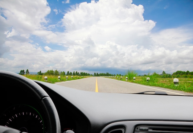 Het uitzicht op het landelijke gebied vanuit de auto