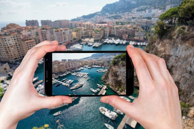 Het uitzicht op luxe jachten en appartementen in monaco. toerist maakt een foto