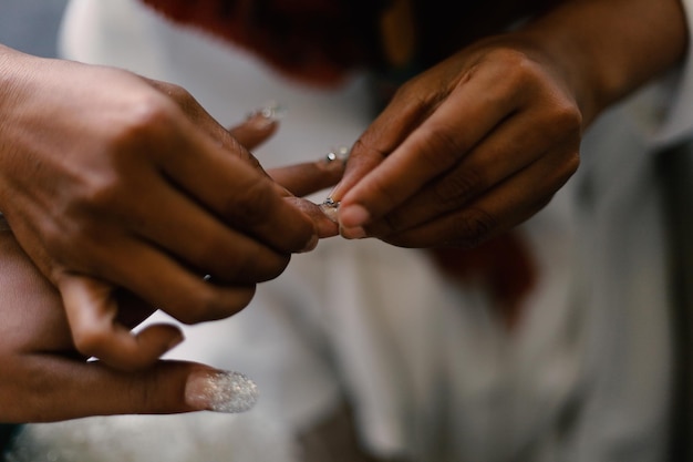 Het uitzicht van de bruid die haar nagels laat doen