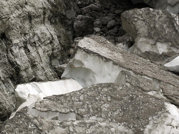 Het uitzicht van werknemers bedekt de Marmolada-gletsjer in de zomer om het smelten van ijs te voorkomen, Trentino-Alto Adige, Italië.