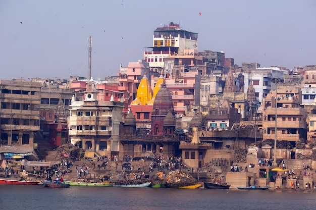 Het uitzicht vanaf de boot naar de oever van de heilige rivier de Ganges in Varanasi Holiday