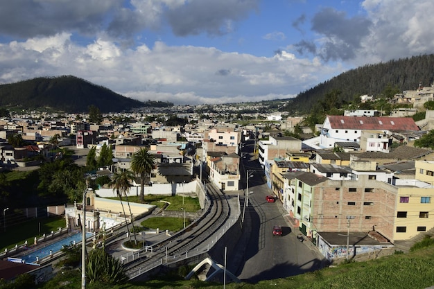 Het uitzicht vanaf de hoogte van het oude centrum van Otavalo onder een bewolkte hemel