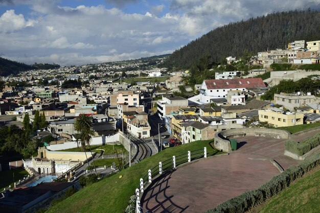 Het uitzicht vanaf de hoogte van het oude centrum van Otavalo onder een bewolkte hemel