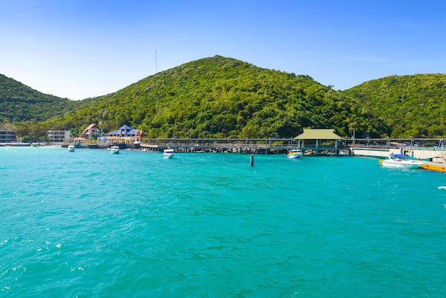 Het uitzicht vanaf de zee en de speedboot op het strand van Tawaen Koh larn Island Pattaya Thailand