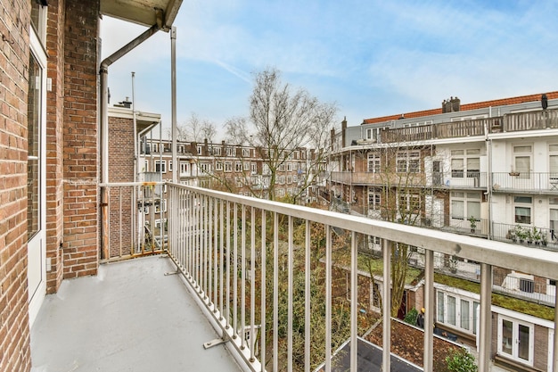 Het uitzicht vanaf het balkon van een bakstenen flatgebouw