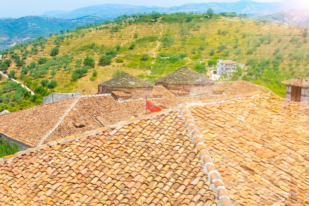 Het uitzicht vanaf het dak met de dakpannen en de stad Berat Albanië. UNESCO-erfgoedstad