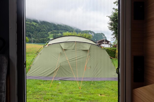 Foto het uitzicht vanuit de camper rechtstreeks naar de toeristentent in zwitserland