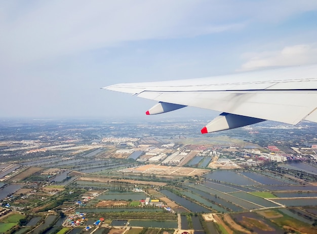 Het uitzicht vanuit het raam van het vliegtuig tijdens het vliegen in de lucht.