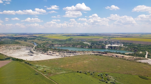 Het uitzicht vanuit het vliegtuigraam naar de grond. Landschapsmening vanuit de lucht.