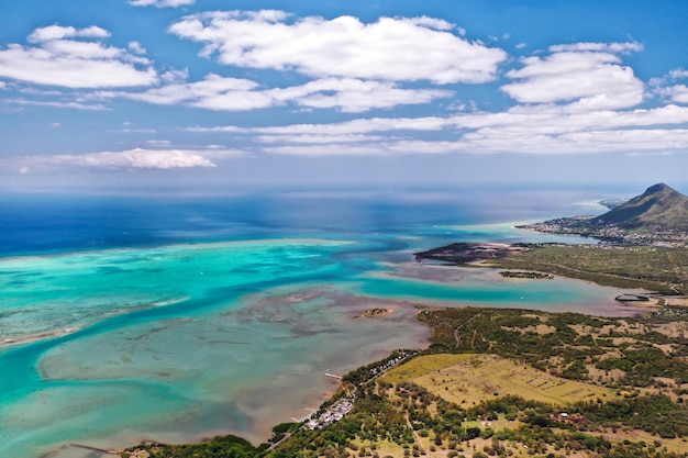 Het uitzicht vanuit het vogelperspectief op de kust van Mauritius. Verbazingwekkende landschappen van Mauritius. Mooi koraalrif van het eiland.