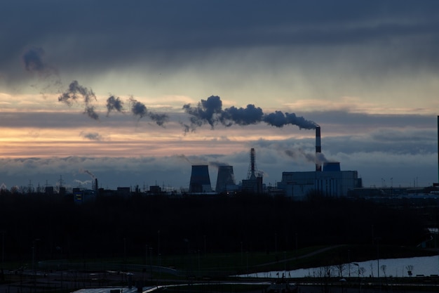 Het uitzicht voor zonsopgang bij de thermische centrale