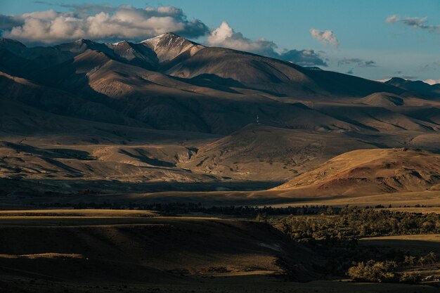 Het unieke landschap van het Marsgebergte in de zomer in Altai