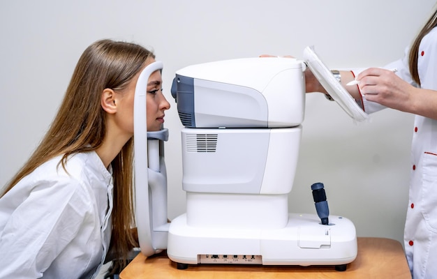 Het universele hulpmiddel van de optometristen en oogartsen Het gezichtsvermogen controleren Gezichtscorrectie Close-up Patiënt in de kliniek