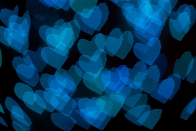 Het vage blauwe hart vormt bokeh op zwarte achtergrond