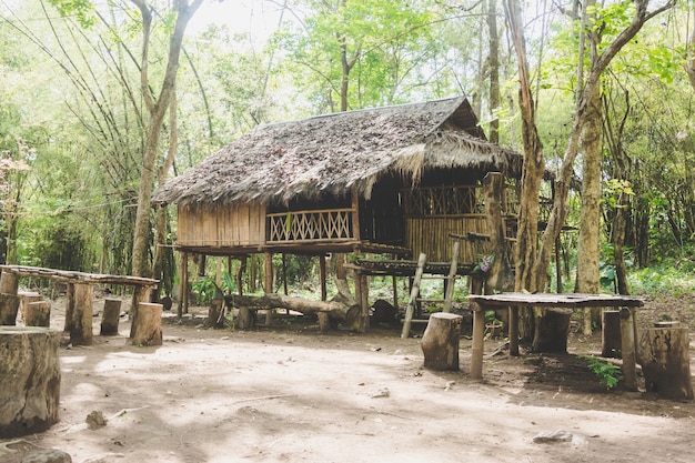 Het verblijfblokhuis van het huis in het midden van bos in Petchburee, Thailand