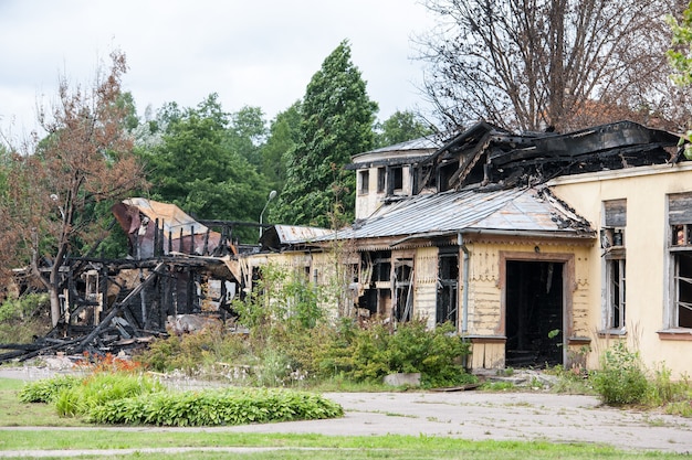 Foto het verbrande en verlaten huis