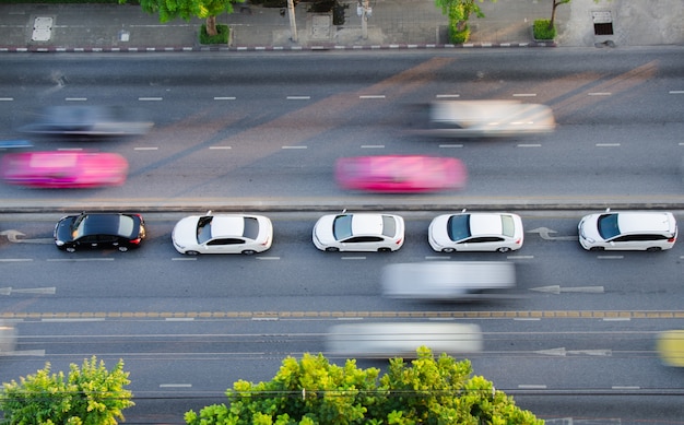 Foto het verkeer op de weg in bangkok