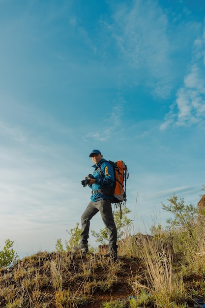 Foto het verkennen van de wonderen van de natuur wandelende reiziger ondergedompeld in fotografie