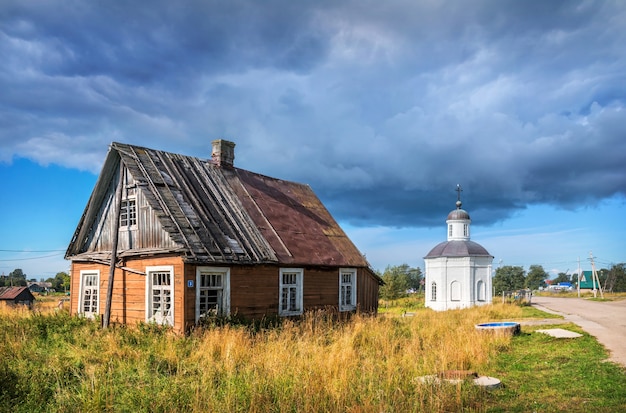 Het verlaten huis en de kapel van Metropoliet Philip op de Solovetsky-eilanden