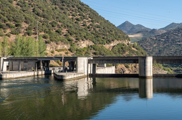 Het verlaten van de sluis van de Barragem da Valeira-dam op de rivier de Douro