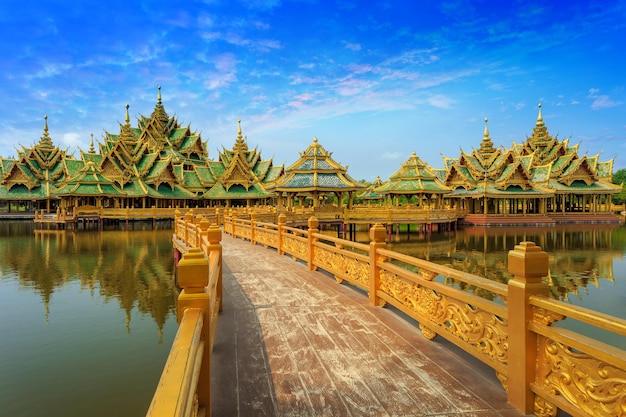 Het verlichte stadhuis ligt in de oude provincie Samut Prakan