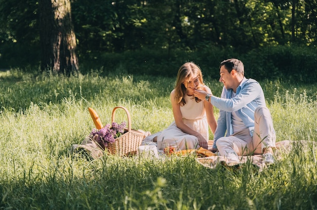 Het verliefde stel organiseerde een picknick in het park