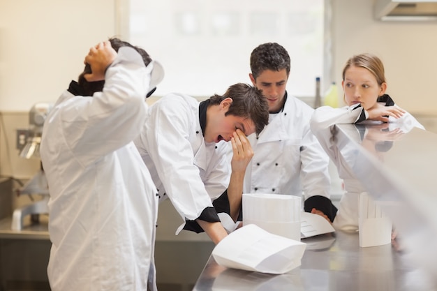 Het vermoeide team van het chef-kok wachten