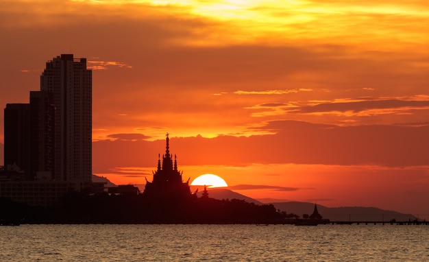 Het verschil van moderne eraarchitectuur met achtergrond de zonsondergang met oranje hemel