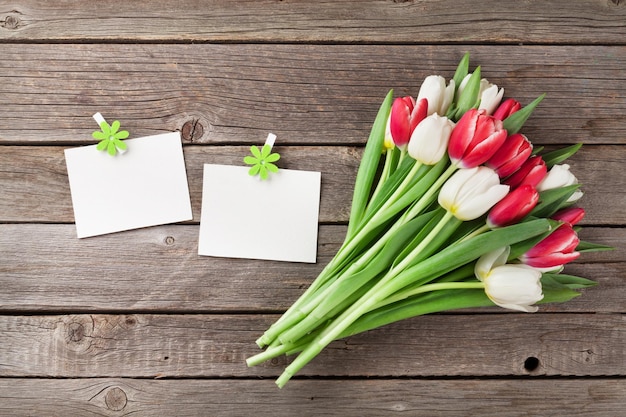 Het verse boeket van tulpenbloemen en fotolijsten