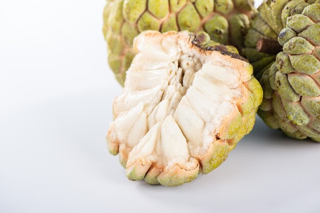 Het verse fruit van de suikerappel (Custardappel), sweetsop op witte achtergrond