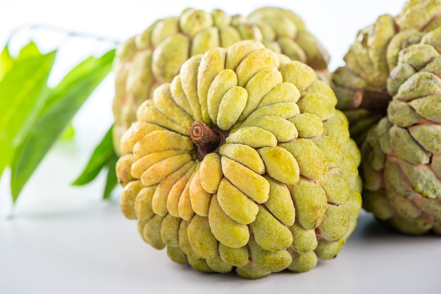 Foto het verse fruit van de suikerappel (custardappel), sweetsop op witte achtergrond