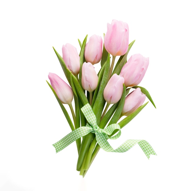 Het verse roze boeket van tulpenbloemen op plank voor houten muur