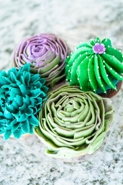 Het versieren van cupcakes met cactusvormige botercrème glazuur