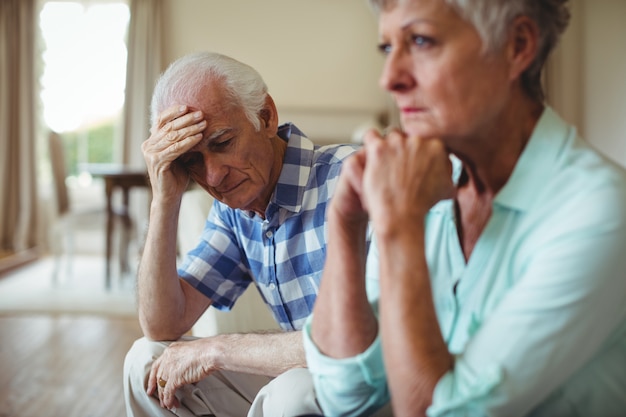 Het verstoorde hogere paar ontspannen op bank