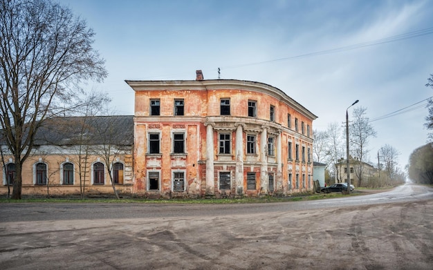 Het vervallen gebouw van het stadslandhuis in de stad Vyshny Volochyok op een bewolkte lentedag