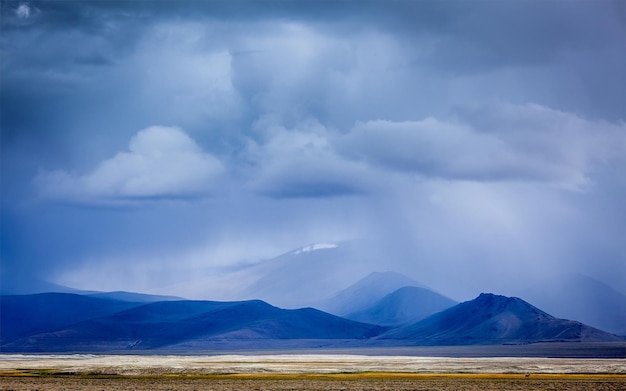 Het verzamelen van storm in de bergen van de Himalaya