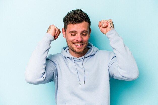 Het vieren van een speciale dag springt en hef armen met energie