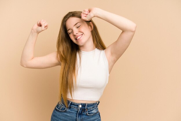 Het vieren van een speciale dag springt en hef armen met energie