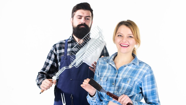 Het vieren van hun vriendschap Hulpmiddelen voor het roosteren van vlees Man met baard hipster en meisje Voorbereiding Familieweekend Verliefd stel houden keukengerei Picknick barbecue eten koken recept