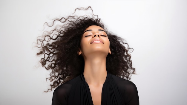 Foto het vieren van zwarte natuurlijke schoonheid verbluffend afro-amerikaans model met glanzend krullend haar