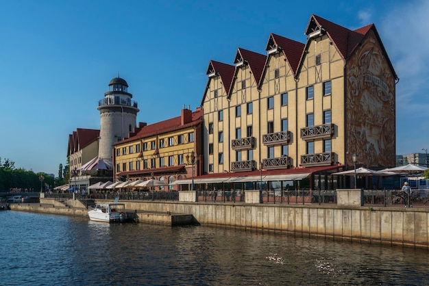 Het vissersdorp aan de oever van de Pregolya-rivier op een zonnige zomerdag Kaliningrad, Rusland