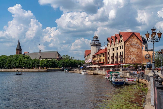 Het vissersdorp aan de oever van de rivier de pregolya en kafedralny sobor kaliningrad rusland