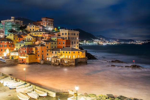 Het vissersdorp Boccadasse in het centrum van Genua, Italië, 's avonds verlicht