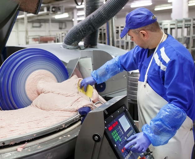 Het vlees in de molen, de vleesindustrie.