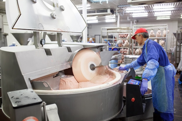 Het vlees in de molen, de vleesindustrie.