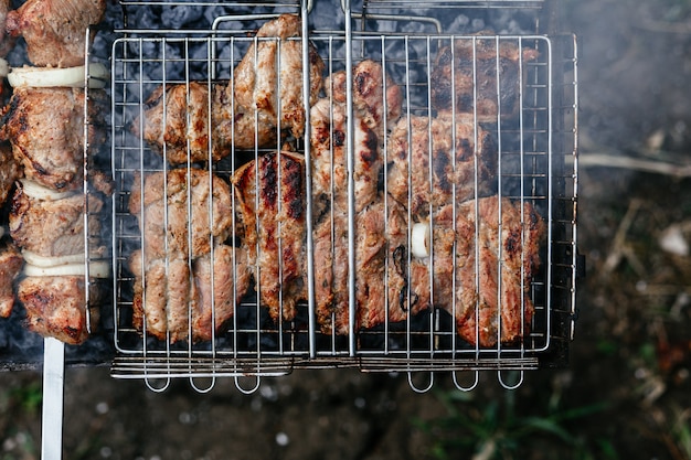 Het vlees wordt gegrild op de grill shashlik