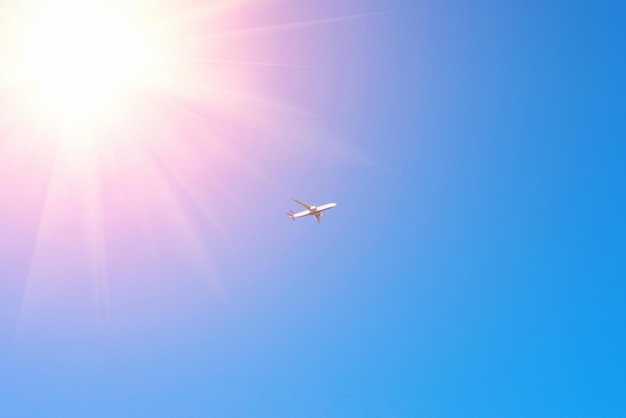 Het vliegtuig vliegt in de blauwe lucht Prachtig uitzicht met zonlicht