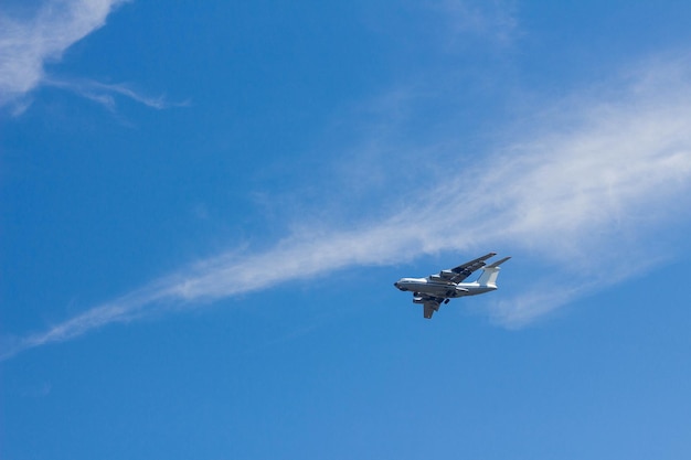 Het vliegtuig vliegt in de lucht